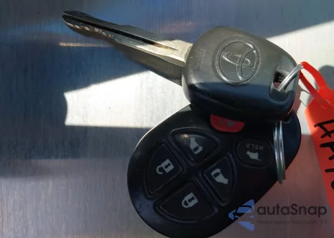 2011 Toyota Sienna Xle V6 z USA, uszkodzony, nr VIN 5TDYK3DCXBS143010